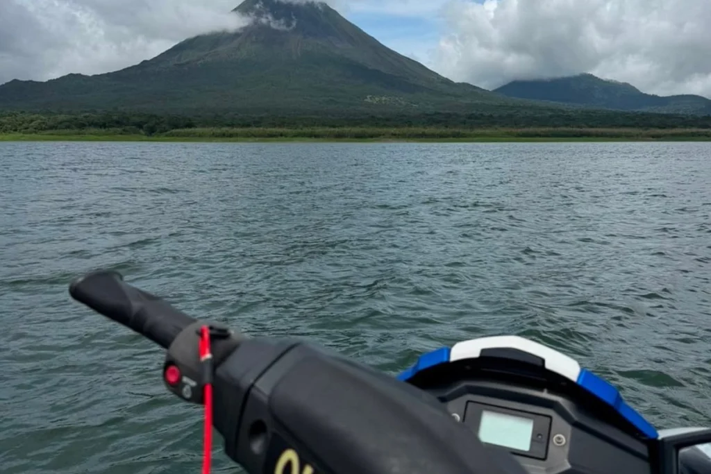 castillo-costa-rica.jpgArenal Volcano seen from Lake Arenal near El Castillo